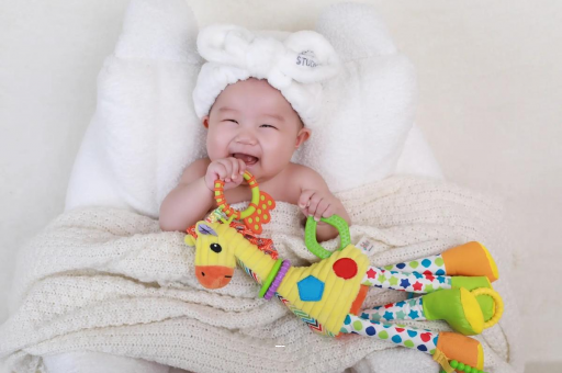 长葛四个月宝宝揉眼睛